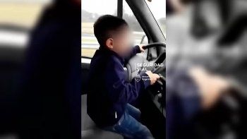 insolito: el padre que filmo a su hijo manejando el camion dijo que fueron solo dos kilometros