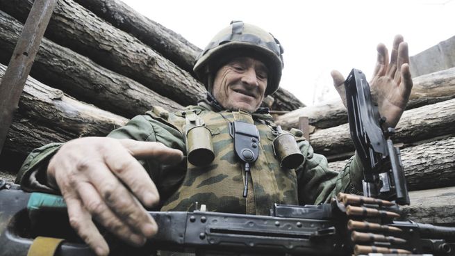 LISTOS. Fuerzas de la autoproclamada República Popular de Lugansk, enclavada en el este de Ucrania y afín a Rusia, refuerzan sus posiciones en previsión de una posible guerra en la región con involucramiento directo de tropas de Moscú.