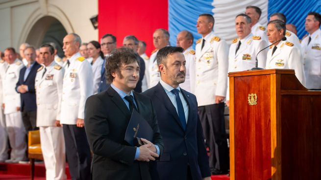 Javier Milei y Luis Petri durante la entrega de sables y medallas en el Colegio Militar de la Nación.