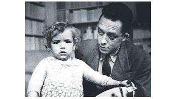 El escritor con la pequeña Catherine, quien, a los 66 años, acaba de publicar en español «Albert Camus. Solitario y solidario», un libro de fotos documentado con muchos textos autobiográficos extractados de la obra de su padre.