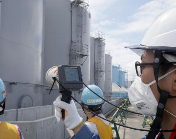 Un empleado de Tepco mide la radiación en la planta de Daichi.