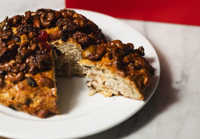 Its coverage is made with a jelly glaze and caramelized nuts. Its coverage is made with a jelly glaze and caramelized nuts.