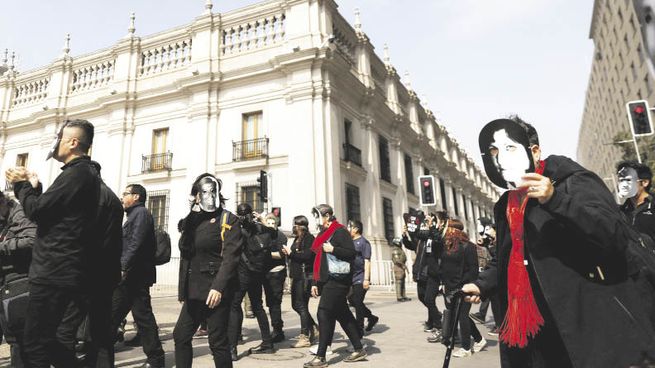 RECUERDO. Familiares de desaparecidos marcharon ayer por Santiago en el Día Internacional de las Víctimas de Desaparición Forzada. Los reclamos sociales se superponen en Chile a pocos días del referendo constitucional.