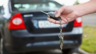 Antes de intentar abrir o encender el vehículo por cuenta propia, conviene verificar qué tipo de llave utiliza el auto y qué cobertura ofrece el seguro.