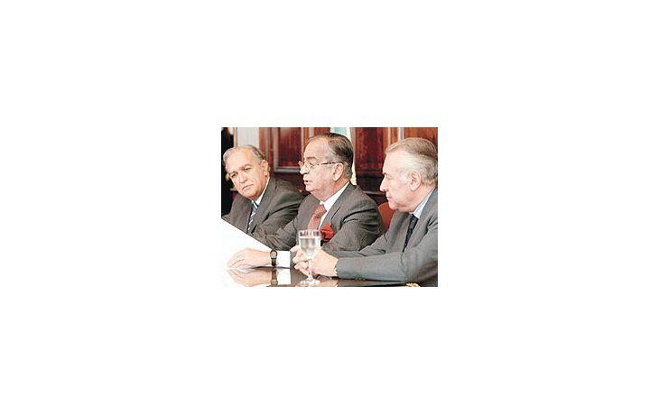 ámbito.com | Ricardo GilLavedra,EnriquePetracchi,presidentede la CorteSuprema,RamónBrenna,comorepresentantesdeArgenjus,presentaronayerlos proyectosdereformajudicial.