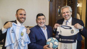 Alberto Fernández junto al Ministro de Economía Martín Guzmán y a Diego Maradona durante la visita del entrenador a la Casa Rosada.