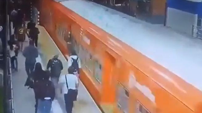 La chica cayó de la formación y golpeó su cabeza contra el andén.&nbsp;