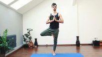 La postura del árbol ayuda a fortalecer distintas partes del cuerpo a la vez.