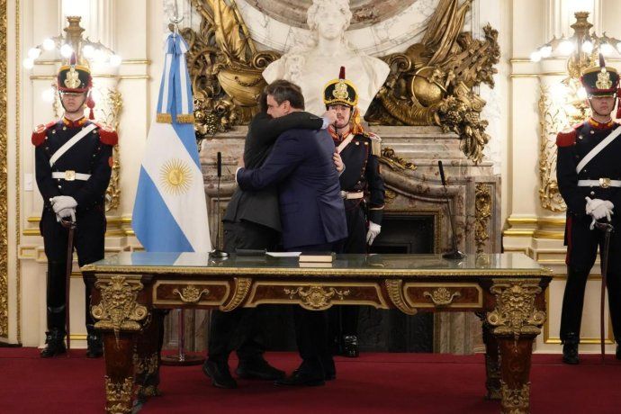 Javier Milei le tomó juramento a Lisandro Catalán. 