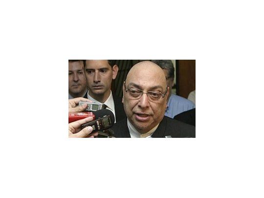 Uno de los médicos personales del presidente comunicó que el ex obispo tiene un coágulo en una vena y deberán seguir de cerca su evolución