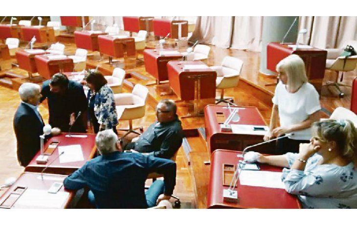 siete. El gobernador Mariano Arcioni sólo logró que ocuparan sus bancas los diputados del oficialismo. La sesión cayó por falta de quórum.