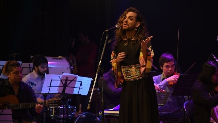 Musical que combina canto coral con baile en un repertorio de música popular. Musical que combina canto coral con baile en un repertorio de música popular.