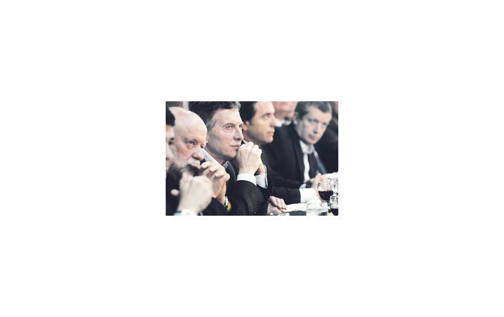El intendente de Goya, Ignacio Osella, Mauricio Macri, el intendente Jesús Cariglino (Malvinas Argentinas) y el ministro porteño, Emilio Monzó, ayer en un almuerzo que encabezó el jefe de Gobierno en la Ciudad de Buenos Aires.