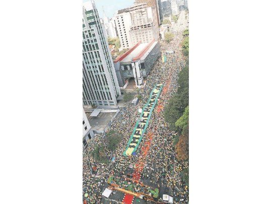 San Pablo y Río de Janeiro, las dos principales ciudades de Brasil, fueron ayer los ejes de las  multitudinarias protestas contra el Gobierno. Con carteles y banderas, los concurrentes reiteraron su reclamo de que Dilma Rousseff sea sometida a un “impeachment” (juicio político).