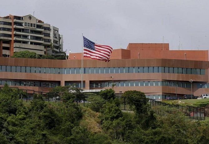 La embajada se encuentra en la cima de una colina en el barrio de Valle Arriba, al este de Caracas. 