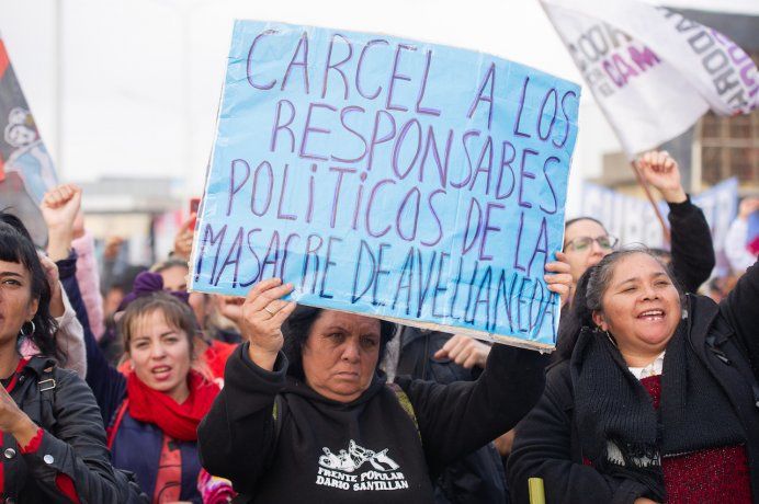 Militantes cortaron Puente Pueyrredón a 21 años de los asesinatos de Kosteki y Santillán.