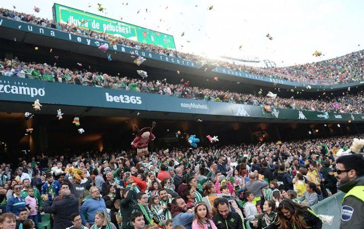 Los hinchas de Betis arrojaron peluches al campo de juego para los ni&ntilde;os que no pueden recibir sus regalos de Navidad.