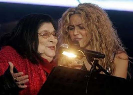 Una de las fotos más recientes de la Negra, junto a Shakira, con quien grabó La Maza en su último disco