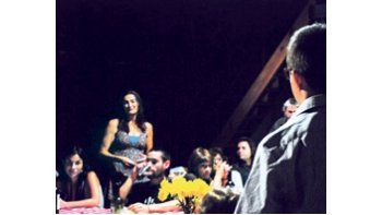 ámbito.com | Buenos actores comparten con los espectadores una picada y situaciones tomadas de textos de Carver en «Parte de este mundo», interesante experiencia del Colectivo Teatral Puerta Roja.