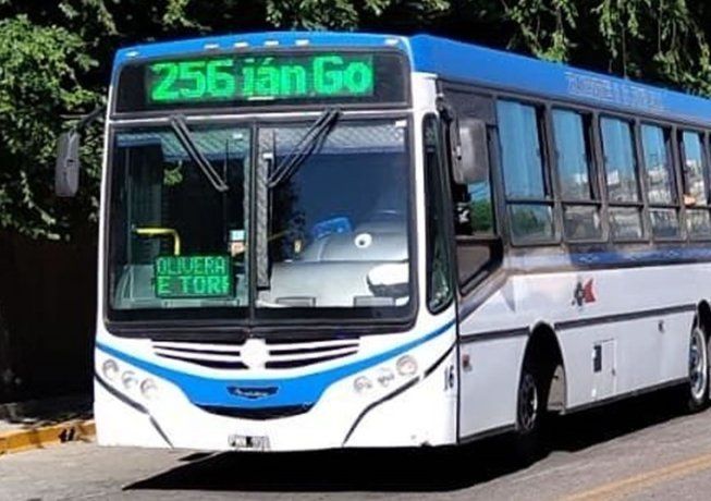 La empresa Transportes 11 de Junio SRL, que opera la línea 256 de colectivos entre Luján y Mercedes, no prestó servicios el lunes por primera vez en más de 20 años.