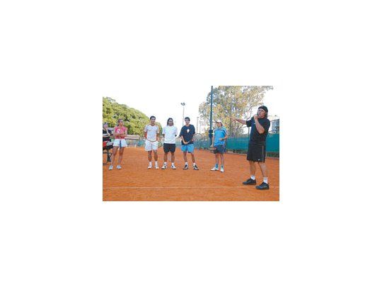 Guillermo Vilas está en Buenos Aires y organiza clínicas y brinda charlas, como la que dio el martes por la noche en su club a más de medio centenar de empresarios.
