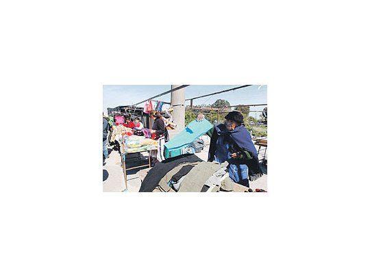 En la feria La Salada operan cerca de 6.000 puestos de venta ilegal de ropa, CD, películas, juguetes y relojes, entre otros productos. Es el mercado mayorista más grande del país.