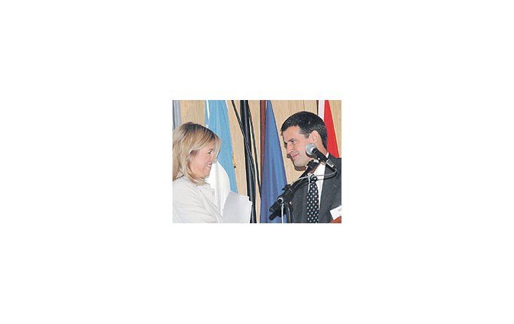 La princesa Máxima y Prat-Gay, ayer, en el seminario en elque abordaron la contribución que puede hacer el microcréditoa la lucha contra la pobreza.