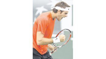 Robredo es asistido por el trainer por una molestia en el aductor izquierdo en pleno partido ante Querrey. Al lado, Del Potro festeja una victoria ante Kohlschreiber. El español y el tandilense se verán las caras en cuartos de final.