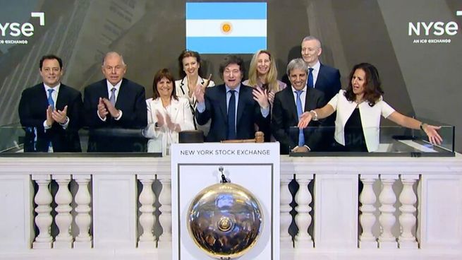 Javier Milei tocó la campana de Wall Street y abrió la jornada bursátil en la Bolsa de Valores.