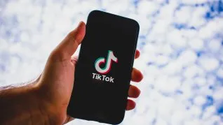 TikTok anunció nuevas funciones que optimizan la edición, automatizan tareas con Inteligencia Artificial y amplían las ganancias mediante suscripciones. TikTok anunció nuevas funciones que optimizan la edición, automatizan tareas con Inteligencia Artificial y amplían las ganancias mediante suscripciones.