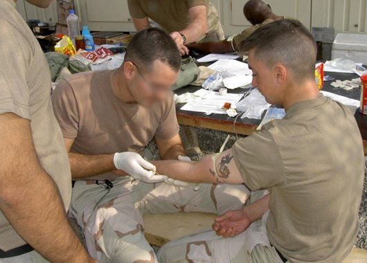 Le realizan exámenes médicos en Irak.