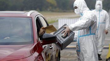 En Rep&uacute;blica Checa habilitaron espacios para votar desde el auto en caso de tener coronavirus.&nbsp;