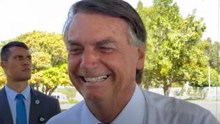 El presidente de Brasil, Jair Bolsonaro, riendo tras su comentario racista.