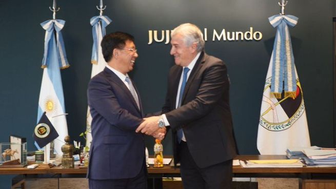 El gobernador de Jujuy, Gerardo Morales, junto a Li Zhen, presidente de Gotion Inc.&nbsp;