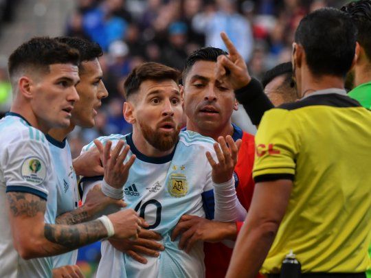 Lionel Messi intenta entender la expulsió de Díaz de Vivar durante el partido por el tercer puesto ante Chile.