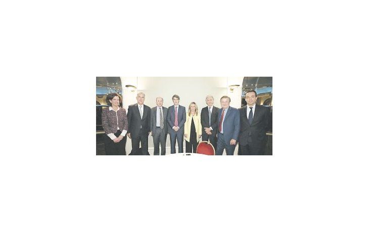 Alejandra Kindelán (subdirectora general del Banco Santander), Guillermo Ambrogi (Cámara Española de Comercio), Miguel Ángel Corés  ( Fundación Iberoamericana Empresarial), el ministro Alfonso Prat Gay, Trinidad Jiménez (directora de Estrategia Global de Asuntos Públicos de Telefónica), Jaime Campos (presidente de AEA), Cristiano Rattazzi (Fiat Argentina), David Carriedo (Embajada de España).