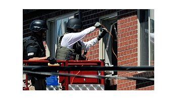 La Policía ingresa al departamento.