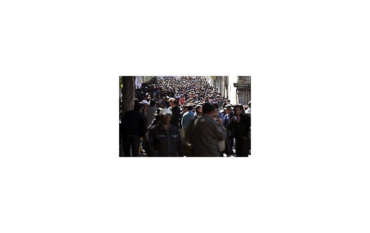 Policías movilizados en la Plaza de Las Armas de La Paz.
