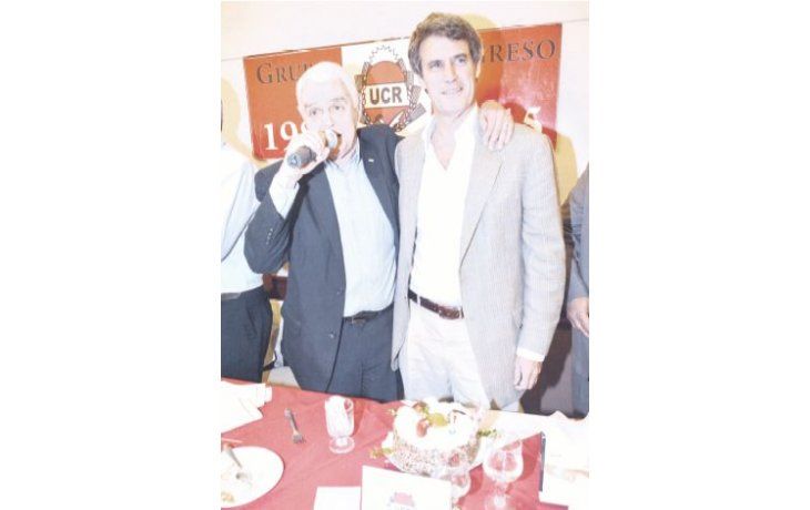 ámbito.com | La peña radical “Progreso” homenajeó  ayer al flamante designado ministro de Hacienda y Finanzas, Alfonso Prat Gay, en el clásico restorán “Lalín”. El anfitrión, José Bielicki , le deseó suerte.