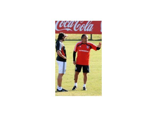 El Negro López dialoga con Pavone en el medio de la práctica. El entrenador milllonario reeditará el dúo ofensivo que actuó ante Racing.