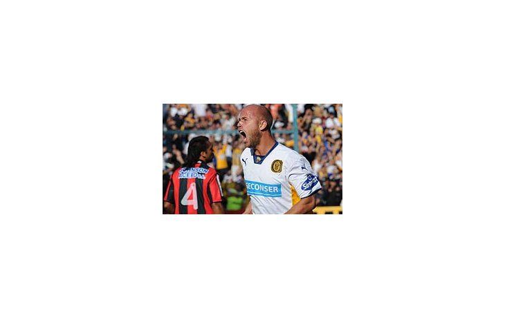 La boca llena de gol. Luciano Figueroa grita con el alma el único gol del partido.
