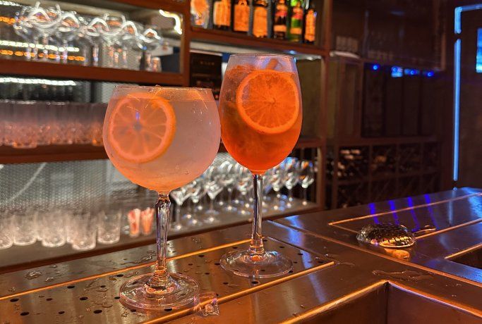 El menú exhibe platos típicos italianos como carpaccio de lomo, melanzane alla parmigiana y langostinos crocantes. El menú exhibe platos típicos italianos como carpaccio de lomo, melanzane alla parmigiana y langostinos crocantes.