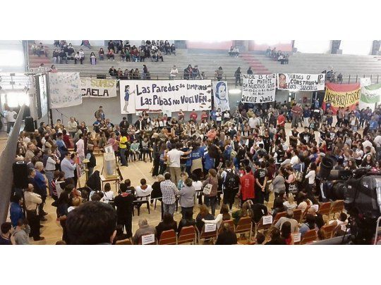 Último adiós. Ayer centenares de personas despidieron a la joven.