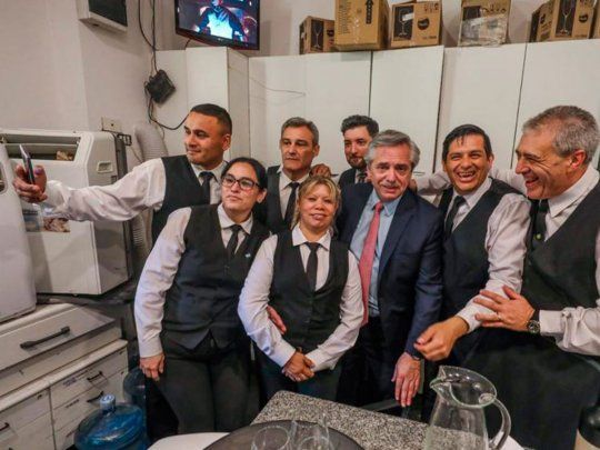 Alberto Fernández junto a los mozos de Casa Rosada.