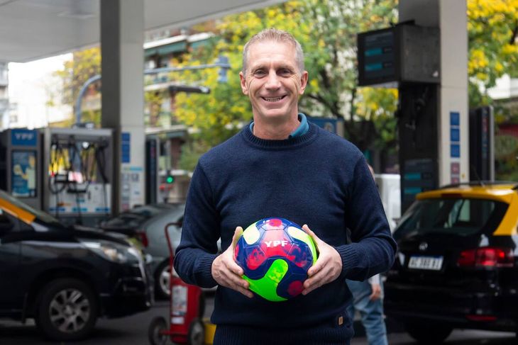 With an outstanding race in the First Division, the former soccer player found in the service stations his new passion and business success. With an outstanding race in the First Division, the former soccer player found in the service stations his new passion and business success.