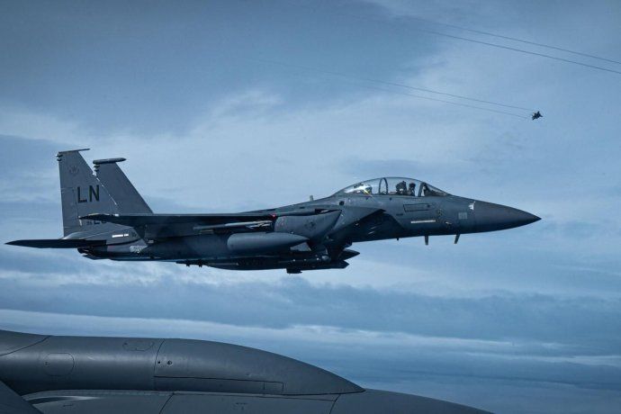 El Mando Central de los Estados Unidos en Oriente Medio precisó que los bombardeos tuvieron como objetivo estratégico los sistemas de radar y de control de vehículos aéreos no tripulados en la ciudad de Goruk y la isla de Qeshm.