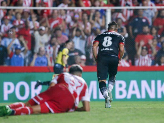 Gol y triunfo. Graciani sale a festejar el segundo tanto de Instituto, que volvió a Primera y aún no perdió.