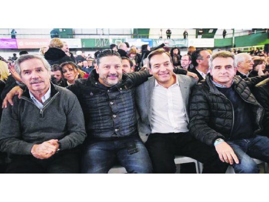 Congreso PJ. El (¿ex?) massista Felipe Solá, el intendente de Merlo y jefe del peronismo bonaerense, Gustavo Menéndez, y Agustín Rossi, titular del bloque kirchnerista en Diputados. Sin la liga de gobernadores, el peronismo se unió el sábado en el Congreso del Nacional del PJ en Ferro.