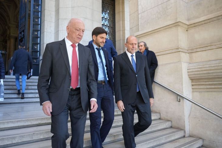 Antonio Bonfatti, Maximiliano Pullaro y Omar Perotti, en el palacio de tribunales.
