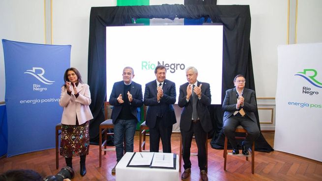 Firma del acuerdo entre Río Negro y el consorcio VMOS SA por el oleoducto de Vaca Muerta al Golfo San Matías.
